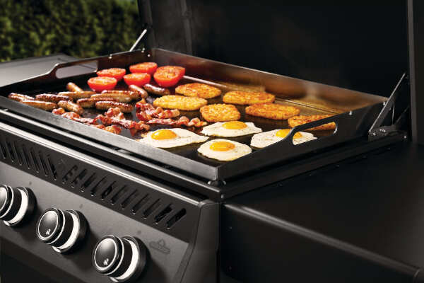 Grill gazowy typu plancha Napoleon Phantom Rogue Pro RP30FTPK-PL-PHM, czarny mat
